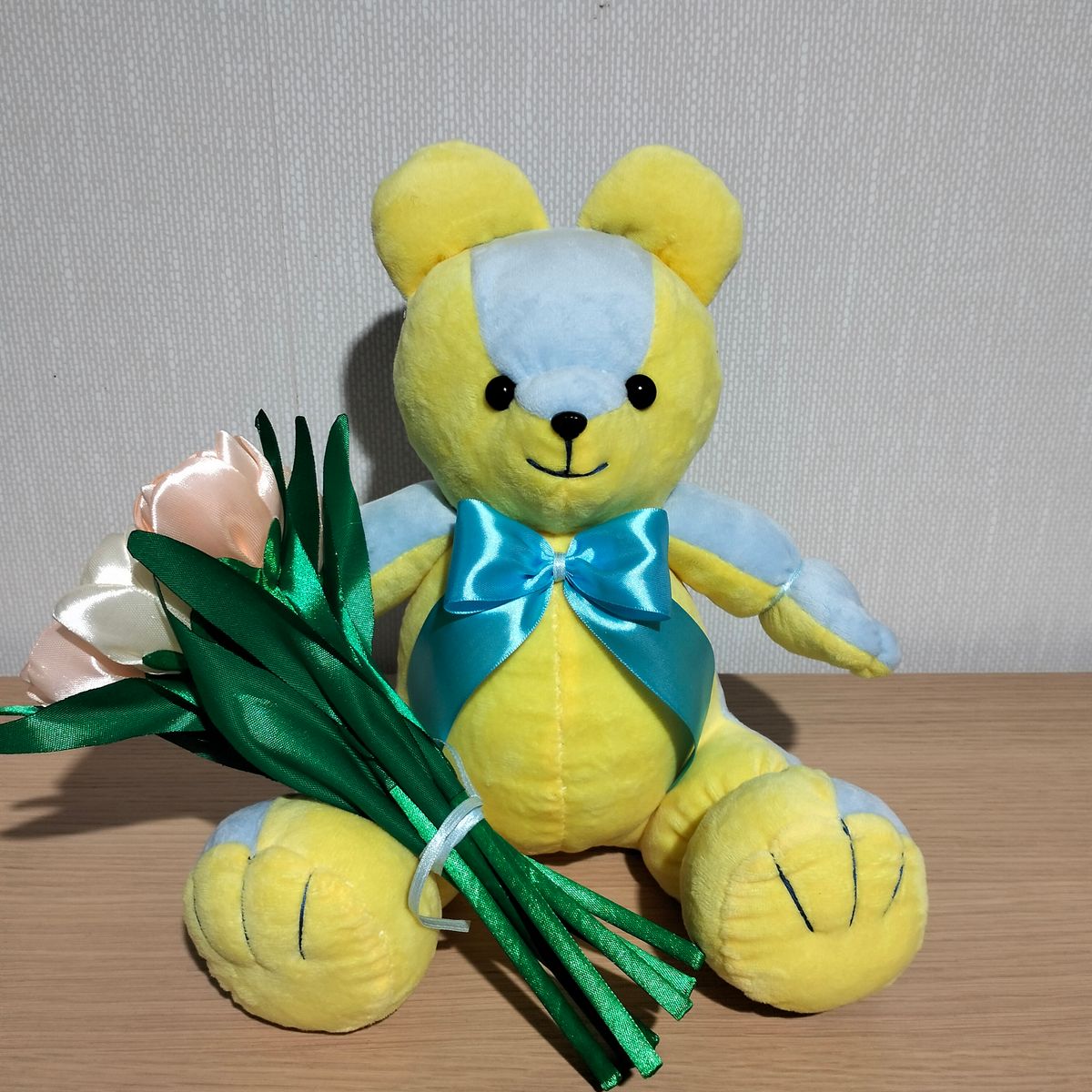 Miś z tulipanami 🧸